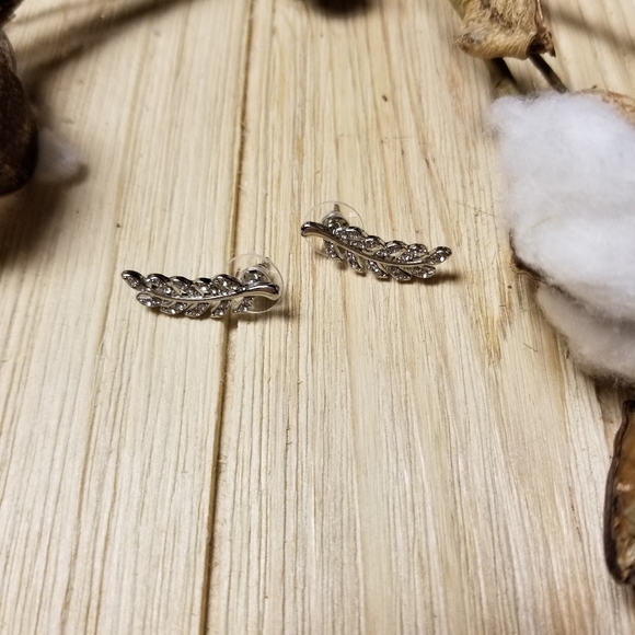 🌿🌿Gorgeous SILVER plated Leaf ear climbers with CZ's🌿🌿 - Picture 4 of 10